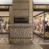 Sullo stesso isolato c�� un'altra leggenda del commercio barese: Mennone, negozio di abbigliamento del 1938, caratterizzato dal suo ampio ingresso diviso in due da una colonna